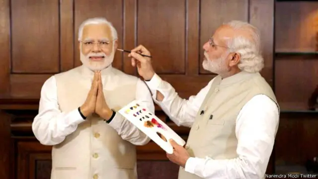 अपने बुत के साथ प्रधानमंत्री नरेंद्र मोदी.