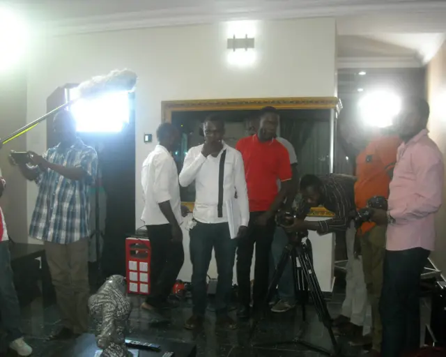 Une équipe de tournage à Abuja