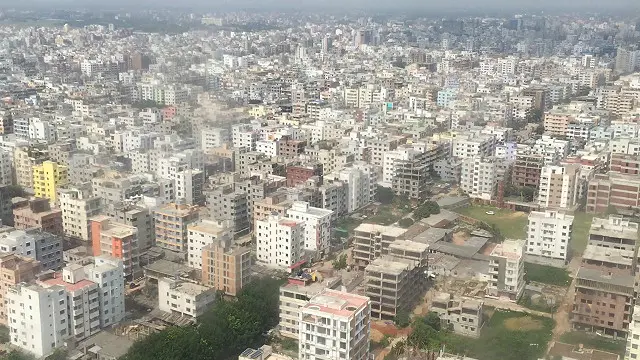 ভূমিকম্পের মতো দুর্যোগের পর নিরাপদ আশ্রয় হিসেবে প্রয়োজনীয় খোলা জায়গাও নেই ঢাকা শহরে বলে বলছেন বিশেষজ্ঞরা। 