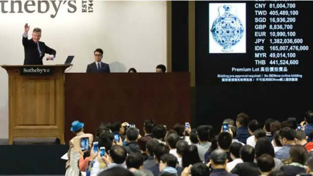“我们从来没有在拍卖现场看到过如此疯狂的竞拍。竟拍标牌满场飞舞，一些瓷器经过长时间的竞拍争夺才落定。”