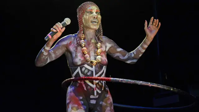 Nyaris telanjang dan bermain hula-hoop, Jones membuktikan dirinya masih memiliki tubuh supermodel.