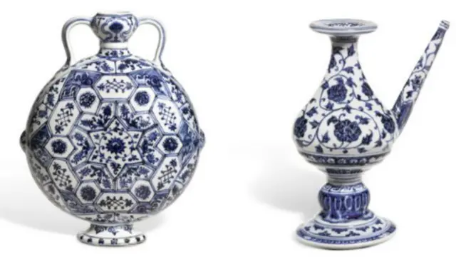 拍得最高价的，是一个明代青花“月壶”，以1100万英镑成交。其次是一个玫瑰露圣水壶，以910万英镑成交。同样的瓷瓶世上已知的只有3个，其中一个在北京故宫博物院里。