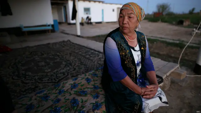 Гульсара, владелица фермы в южном Казахстане. У нее больше ста голов верблюдов и больше трехсот коров. Начала свой бизнес с нуля - двух верблюдов и трех коров. Чтобы содержать ферму, нужна вода, которой в южном Казахстане нет. Поэтому Гульсара вырыла свои скважины. Окружающие мужчины обращаются к ней в уважительном тоне "Гульсара-апай".