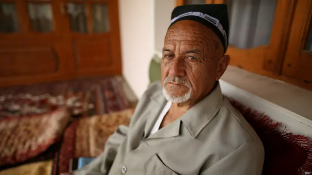 Старейшина общины в Худжанде уже много лет переводит всю пенсию на строительство Рогунской ГЭС. Это амбициозный проект таджикских властей по строительству самой большой в мире плотины. Предполагается, что это решит все проблемы Таджикистана, связанные с нехваткой электроэнергии. Но строительство идет медленно, а сейчас и вовсе приостановлено - нет денег. В свое время деньги на Рогун собирали с населения в виде пожертвований. Дедушка жертвует до сих пор и верит, что его вклад ускорит строительство.