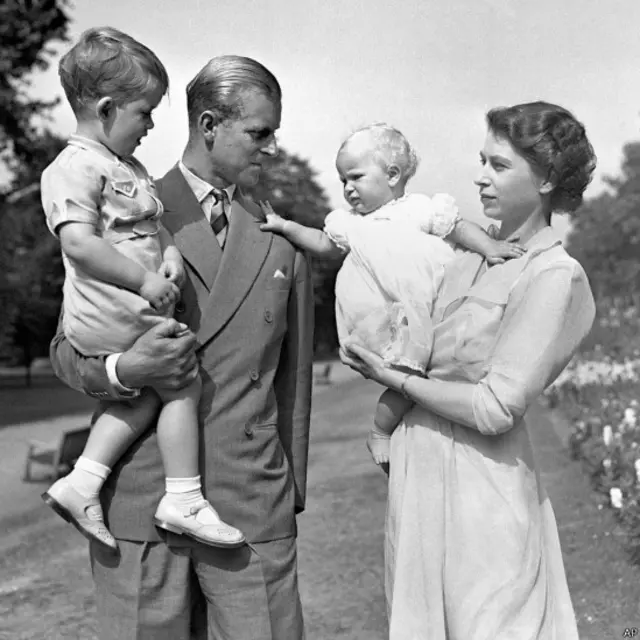Nữ hoàng Elizabeth II cùng chồng, Công tước Edinburgh và hai con đầu