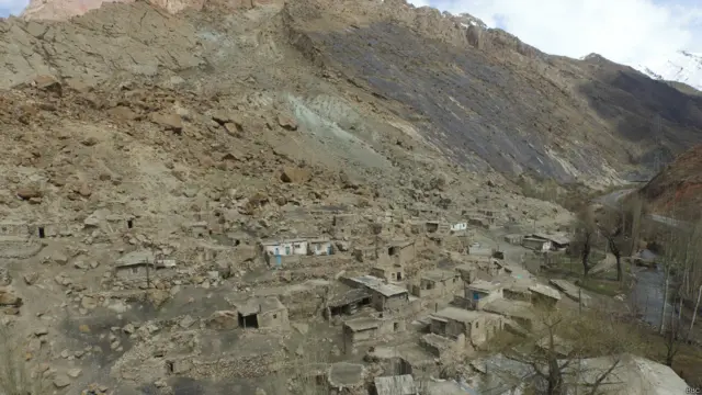 Горный кишлак Диджируд, неподалеку от перевала Анзоб. Там рядом находятся угольные шахты, дома топят углем, воду носят из горной речки, что течет тут же. Маленькие домики в скалах - не только для людей, некоторые из них для коров, они забираются на гору.