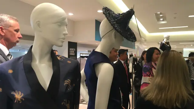 Busana karya perancang Indonesia