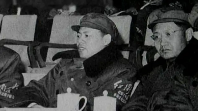 中央文革小组的王力与戚本禹(右)