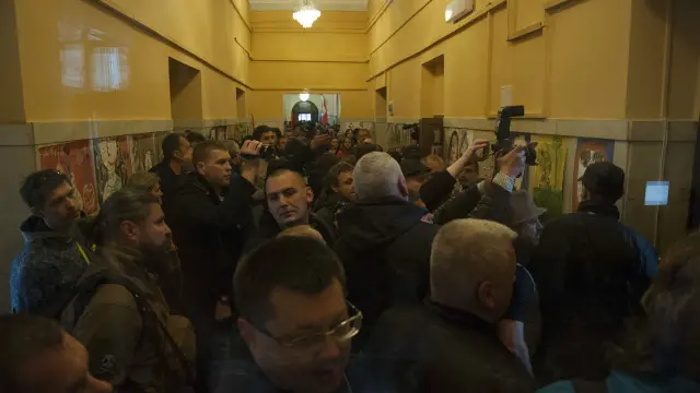 Натовп на першому поверсі КМДА