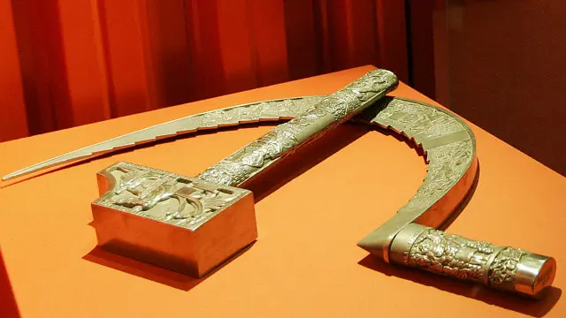 نخشب معتقد بود که «اگر در سیستم دموکراسی‌های غربی، دموکراسی حکومت دارد و از سوسیالیسم و مالکیت اجتماعی خبری نیست؛ در سوسیالیسم مسکو نیز از دموکراسی اثری نیست و مردم نمی‌توانند آزادانه در مقدرات خود، دخالت کنند.»