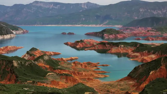 Сотрудники Би-би-си Оксана Вождаева и Максим Ломакин отправились в путешествие по Центральной Азии собирать материал для документального фильма о воде - ресурсе, от которого в этом регионе зависит многое, от быта до политики. Первой страной на пути стал Таджикистан. На фото - Нурекское водохранилище, на котором расположена Нурекская ГЭС. 