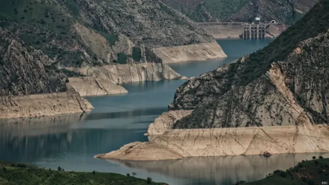 В Таджикистане остро не хватает электроэнергии, зато много воды, которая течет с гор. Поэтому воду используют для выработки электроэнергии. На фото - Нурекское водохранилище, на котором расположена Нурекская ГЭС. 