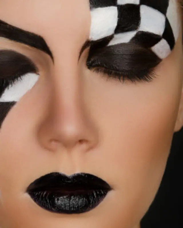 Una persona con maquillaje blanco y negro