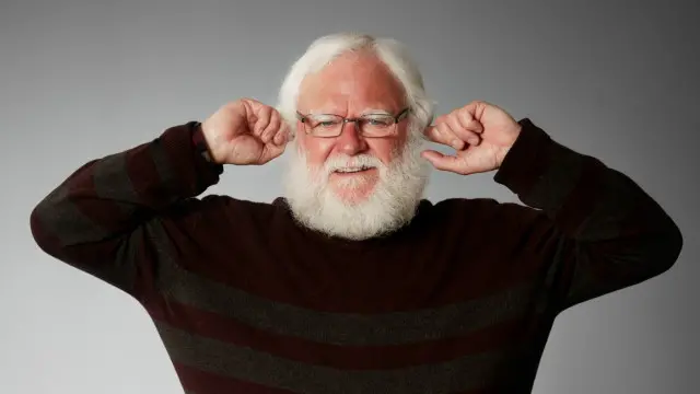 Una persona tapándose los oídos