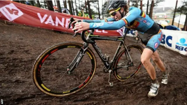 La bicicleta que utilizó la belga Femke van den Driessche en el Mundial de Ciclocross tenía un motor instalado.