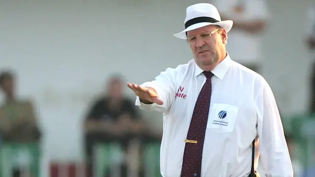 ایپ لگے ہوئے سمارٹ فون کو امپائر اپنے کوٹ کے ساتھ لگا سکتے ہیں