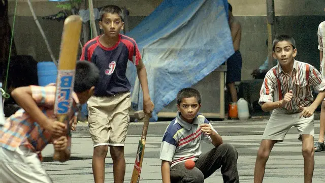 دوستانہ میچوں میں عموماً بیٹنگ کرنے والی ٹیم کے کسی کھلاڑی کو امپائر بنایا جاتا ہے