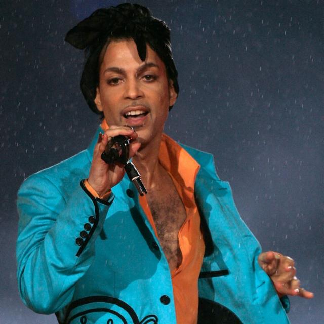 La verdadera magia de Prince se desplegaba cuando tocaba en vivo. Un ejemplo muy recordado es su espectáculo bajo la lluvia en el Super Bowl XLI, en 2007.