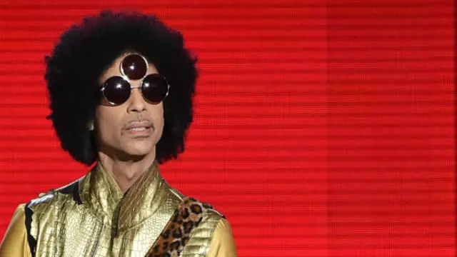 Le 22 novembre 2015, Prince sur la scène des American Music Awards à Los Angeles, en Californie 