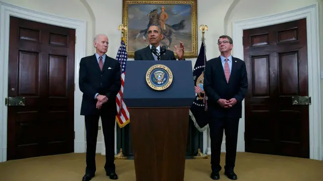 أوباما وخلفه لوحة البطل المنقذ، ثيودور روزفلت، التي قد تمنحه جزءا من القوة التي تعكسها صورة رئيس أمريكي سابق اشتهر بالقوة