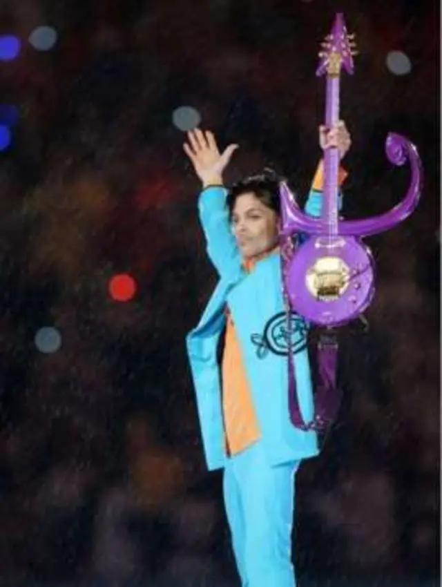 پرنس کے پاس ایک گٹار تھا جو اس نشان کی طرح تھا جو انھوں نے اپنے نام کے طور پر چنا تھا۔