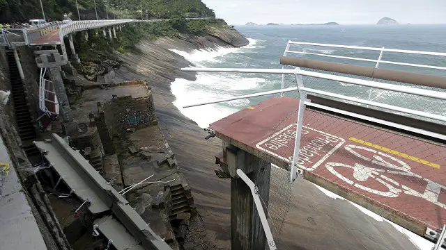 Autoridades investigan si la fuerza de las olas hizo caer la estructura.