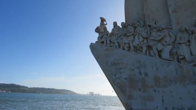 Cabral e Vasco da Gama estão entre homenageados no Padrão dos Descobrimentos, monumento às margens do rio Tejo, em Lisboa