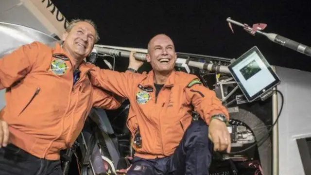 اسے دو پائلٹ باری باری سے چلا رہے ہیں