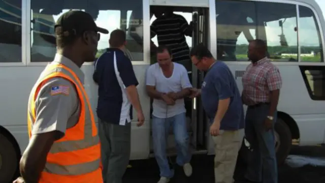 Владимир Ярошенко в наручниках