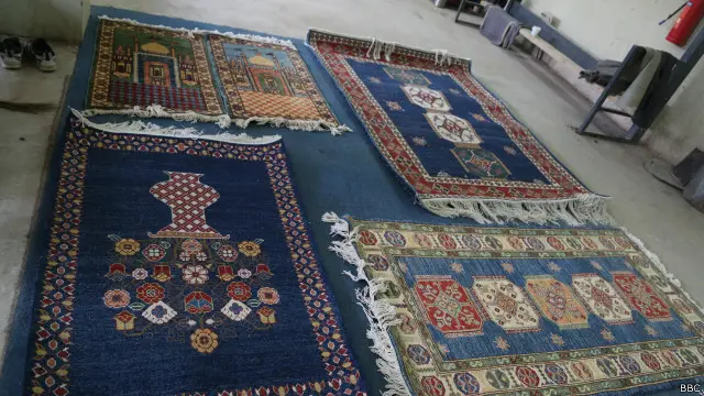 از هر متر مربع قالین ۲۴۰۰ افغانی دست مزد برای زندانی داده می‌شود