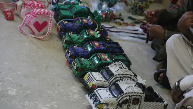 زندانیانی که حرفه یاد ندارند، در بلاک‌های زندان با وسایل مجاز در داخل زندان سرگرم مهره بافی اند