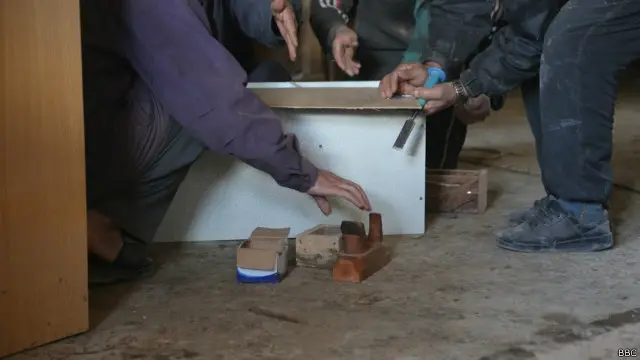 هفت زندانی زیر سقفی دیگر نجاری می‌کنند