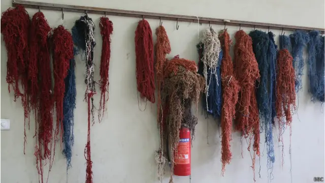 مواد خام قالین بافی و کارگاه از طرف اداره زندان فراهم شده و کارگران در بدل دست مزد کار می‌کنند