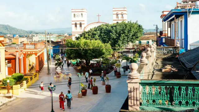 Thành phố Baracoa ven biển sặc sỡ. Thủ phủ của đầu phía đông của Cuba là thành phố nhỏ xíu Baracoa nhưng nó có những điểm mạnh để thành nổi tiếng. Nó không chỉ là nơi mà có thể Christopher Columbus lần đầu tiên đã đổ bộ xuống đảo mà còn là thủ đô đầu tiên của Cuba và nơi định cư Tây Ban Nha lâu đời nhất.

Tuy nhiên vì biệt lập nên Baracoa không được lui tới. Con đường La Farola vòng vèo và lên lên xuông xuống từ Guantanamo (120 km về phía Tây) là con đường duy nhất tới đây, và nó chỉ mới được hoàn thành năm 1965. Hiện nay một đội bay yếu ớt gồm máy bay nhỏ ở Havana bay tới đây hai lần mỗi tuần; ngoài ra để tới đây chỉ còn cách đi thuyền. Tuy nhiên việc thiếu cơ sở hạ tầng không hẳn là điều xấu vì nó tạo điều kiện cho dân ở đây phát triển truyền thống, khẩu vị và phong thái riêng biệt của họ.