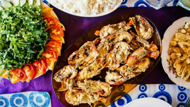 Khẩu vị lạ của miền đông Cuba. Câu khôi hài thường nói ở Cuba là thức ăn ở đảo Miami thì ngon hơn vì mọi món chỉ quanh đi quẩn lại là gạo với đỗ và đỗ với gạo. Ở Baracoa thì không như vậy, người dân cải biến cách nấu ăn của địa phương với sự nhất trí của dân bản xứ Taíno, người Pháp và người Haiti. Đối với món ăn chính có lechita là món trộn gồm nước dừa, cà chua, tỏi và gia vị đổ lên hải sản hoặc cá sông tetí (cá ngon của Baracoa có từ tháng 8 đến tháng 12), nó thường được rán thành omelette hoặc ăn khô như thức ăn nhanh. Về đồ ngọt, vùng quanh Baracoa là tâm điểm sản xuất cacao Cuba và đâu đâu cũng thấy sô-cô-la. Bạn nên tìm chorrote, là sô-cô-la nóng đặc đôi khi có ở các quán nước hoặc do campesino (dân quê) làm tại nhà, có thể làm thành những miếng vuông chặt chẽ bán gần như ở mọi nơi.