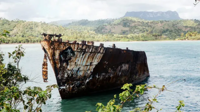Núi đỉnh phẳng ở phía xa. Ngay phía ngoài của thành phố Baracoa là núi bằng đầu El Yunque (hoặc Anvil) mà ta phải mất cả một ngày mệt nhọc mới leo tới đỉnh, cao 575m. Từ đỉnh cảnh nhìn trải rộng từ vịnh Baracoa đến vườn quốc gia Alejandro de Humboldt (tên nhà khoa học Đức), đến tận các con sông Toa, Yumurí, Miel và Duabarives là một số trong những sông rộng nhất vùng Caribbean. Những người may mắn có thể trông thấy chim ruồi đặc hữu ở đây, là chim nhỏ nhất thế giới.