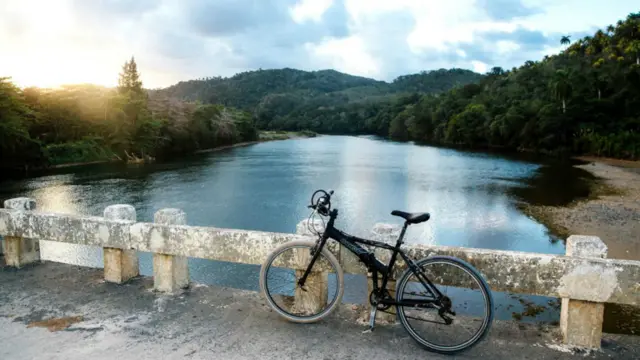 Dòng sông mật ong. Ngay ở phía đông bãi tắm chính của Baracoa có dòng sông với cái tên đẹp và dịu hiền Rio Miel, tức “dòng sông mật ong”. Theo chuyện kể dân gian, hễ ai tắm ở đây sẽ quay trở về với Baracoa, nhưng nếu vẫn chưa ai tắm như hiện nay thì không ai muốn trở về. Chỉ là vấn đề thời gian để rồi bí mật của đầu phía đông đẹp đẽ của Cuba sẽ bộc lộ ra. Để chờ đến lúc đó, những du khách đủ tò mò để tới đây chắc chắn sẽ đem lòng yêu nó cũng như Christopher Columbus đã từng yêu.