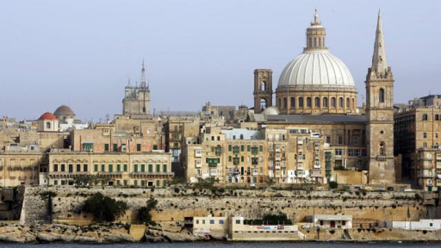 马耳他首都瓦莱塔的加尔默罗大教堂（Carmelite Church）的巨大穹顶和圣保罗大教堂（St.Paul's Anglican）的尖顶。