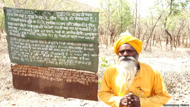 भैयाराम यादव ने अपनी मेहनत से सूखी धरती पर चालीस हज़ार पेड़ लगा दिए हैं. 