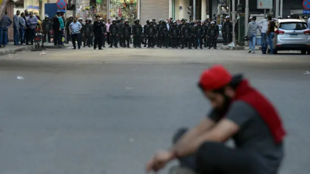 احتج متظاهرون ضد ما اعتبروه تنازلا من مصر عن جزيرتين في البحر الأحمر للمملكة العربية السعودية 