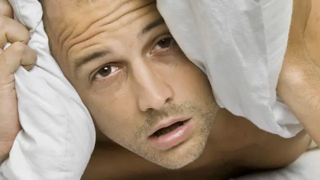 Por qué dormimos peor en una cama extraña