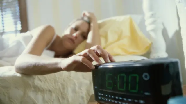 Durante una fase del sueño profundo, conocido como "sueño de onda lenta", nuestro hemisferio izquierdo permanece alerta si dormimos en un lugar nuevo.