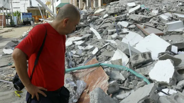 O arquiteto Fausto Cardoso observa prédios destruídos