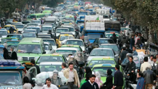 نمونه ای از شلوغی خیابانهای تهران امروز که می گویند جمعیت آن در حدود دوازده میلیون نفر است، در حدود دو و نیم میلیون بیشتر از جمعیت کل کشور سوئد و تقریباً یک و نیم برابر جمعیت کلّ کشور چهار زبانۀ «سوییس» [با تشکر از وب سایت Fforum.mahsafar.com]