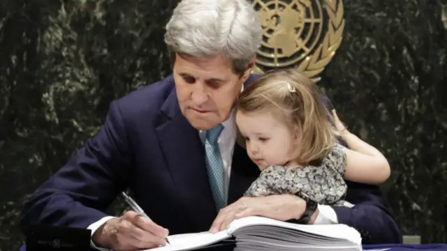 جان کری، وزیر خارجه آمریکا پیمان پاریس را در حالی امضا کرد که نوه‌اش همراه او بود