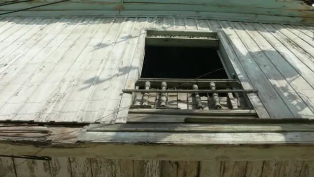 Seus leves materiais mantiveram a construção em pé, mas o trabalho elaborado em madeira também influenciou