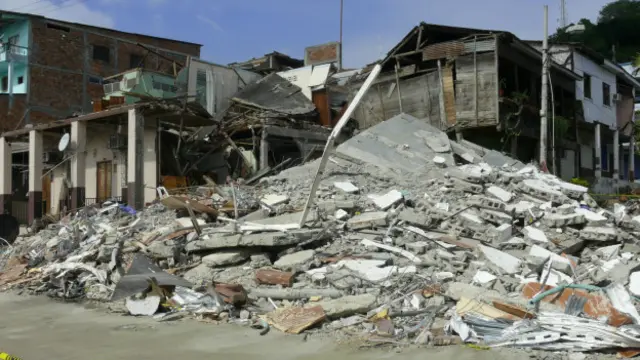 Duas pessoas morreram no colapso dessa casa, segundo vizinhos