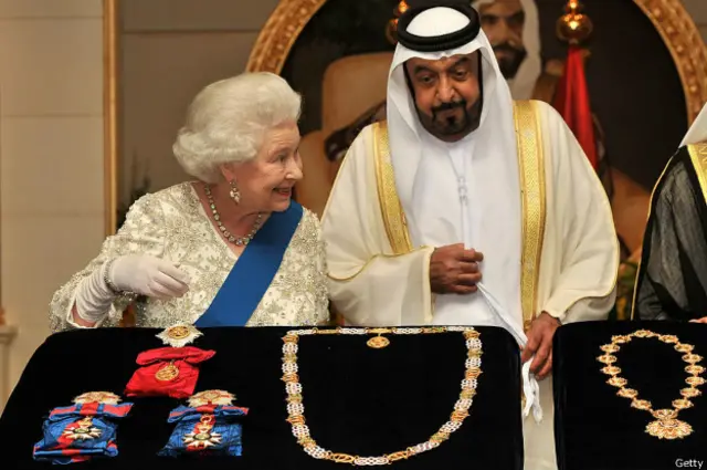 Isabel II tampoco le hace ascos a las joyas.