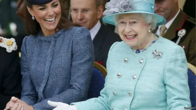 Decidir qué regalar a Isabel II fue un quebradero de cabeza durante la primera Navidad juntas, cuenta Kate Middleton.