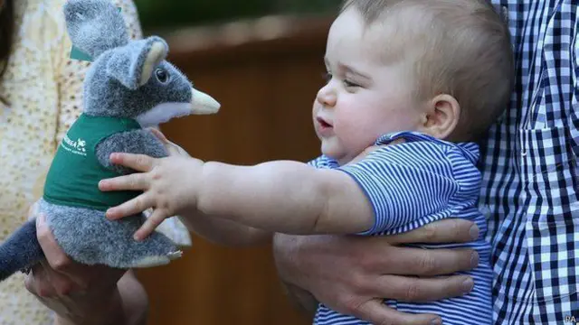 El príncipe George ha recibido regalos más inusuales que los peluches.